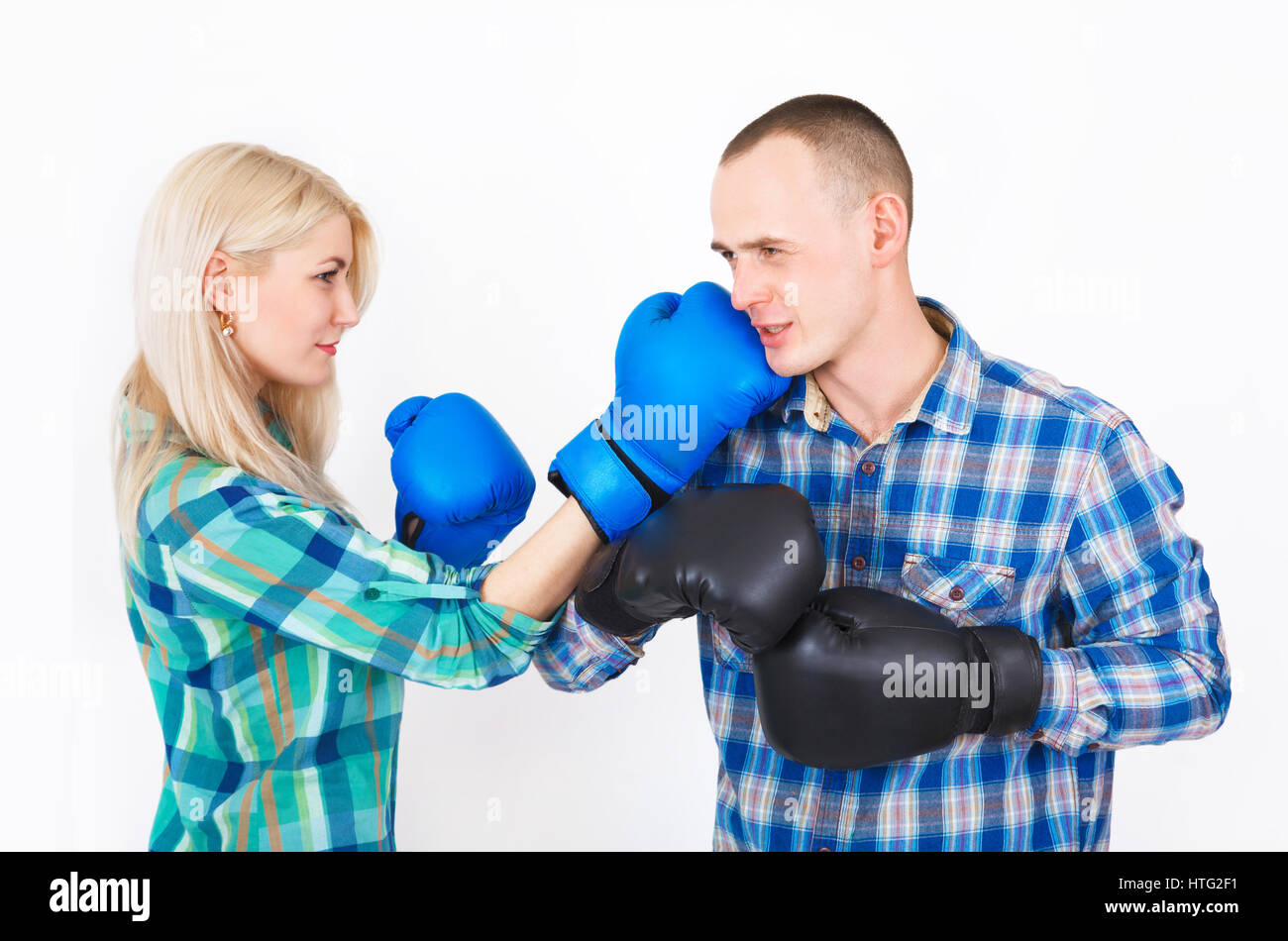 Portrait d'un beau couple drôle de combat expressif sur un fond blanc. Banque D'Images