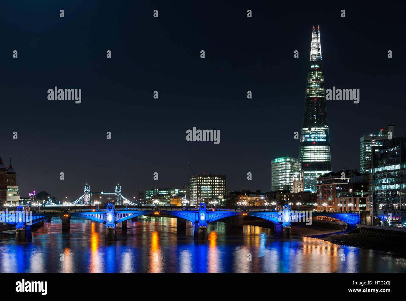 Les toits de la ville de Londres avec le Shard, London Bridge, la Tamise et autres bâtiments éclairés la nuit, Londres, Royaume-Uni Banque D'Images