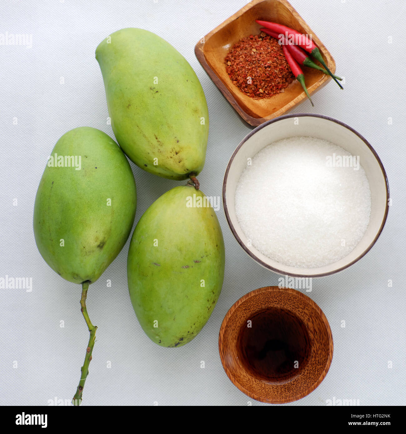 Fruits vietnamiens, mangue verte coupé en tranche, un fruit tropical populaire, riche en vitamine A, en vitamine C, le collagène, bon pour la santé, l'impulse l'absorption du calcium Banque D'Images