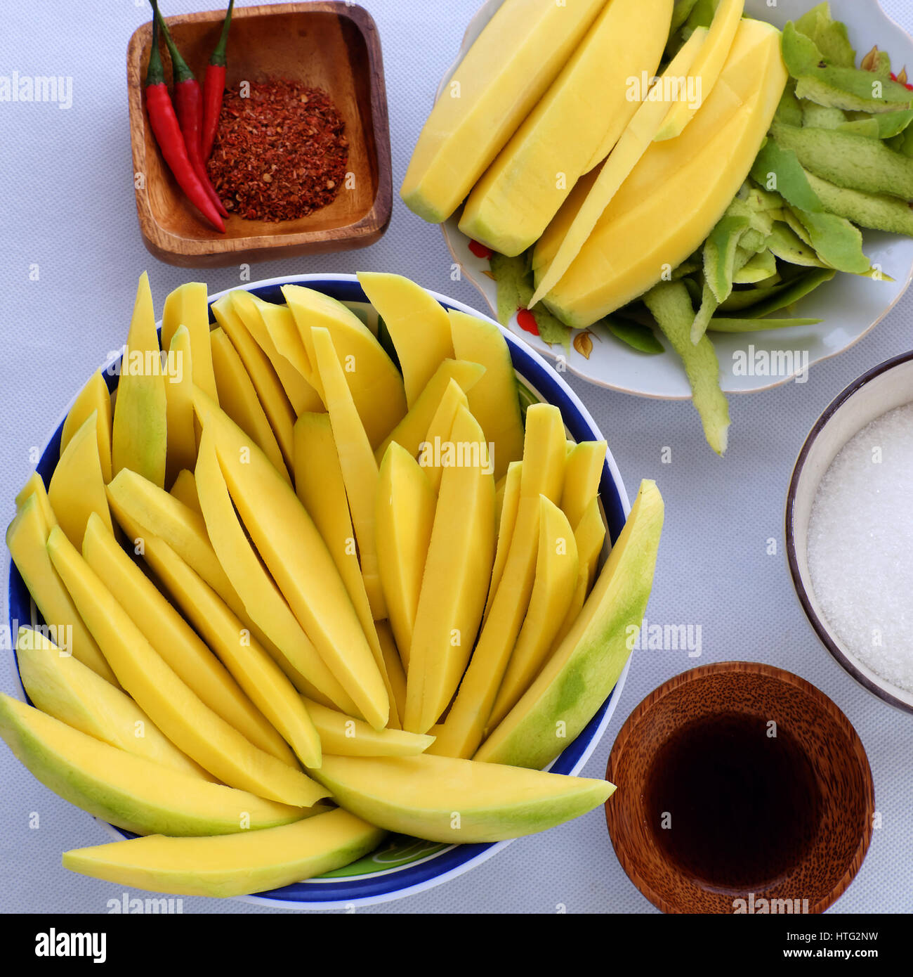 Fruits vietnamiens, mangue verte coupé en tranche, un fruit tropical populaire, riche en vitamine A, en vitamine C, le collagène, bon pour la santé, l'impulse l'absorption du calcium Banque D'Images