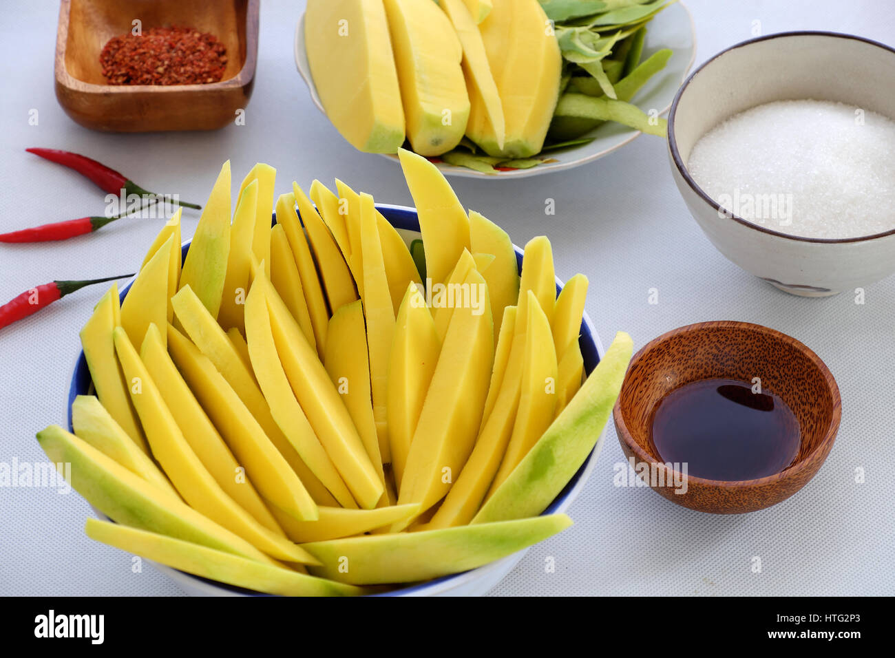Fruits vietnamiens, mangue verte coupé en tranche, un fruit tropical populaire, riche en vitamine A, en vitamine C, le collagène, bon pour la santé, l'impulse l'absorption du calcium Banque D'Images