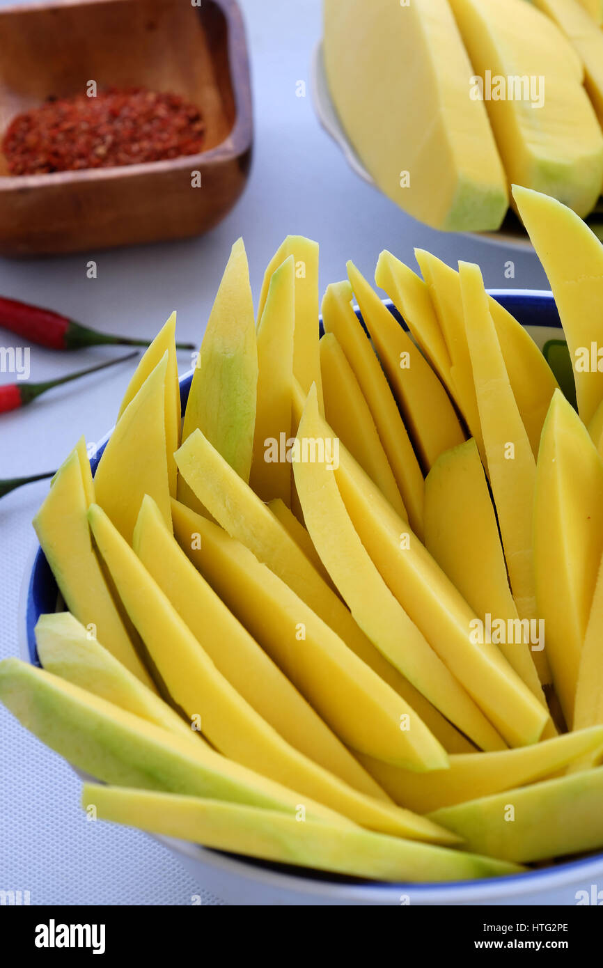 Fruits vietnamiens, mangue verte coupé en tranche, un fruit tropical populaire, riche en vitamine A, en vitamine C, le collagène, bon pour la santé, l'impulse l'absorption du calcium Banque D'Images
