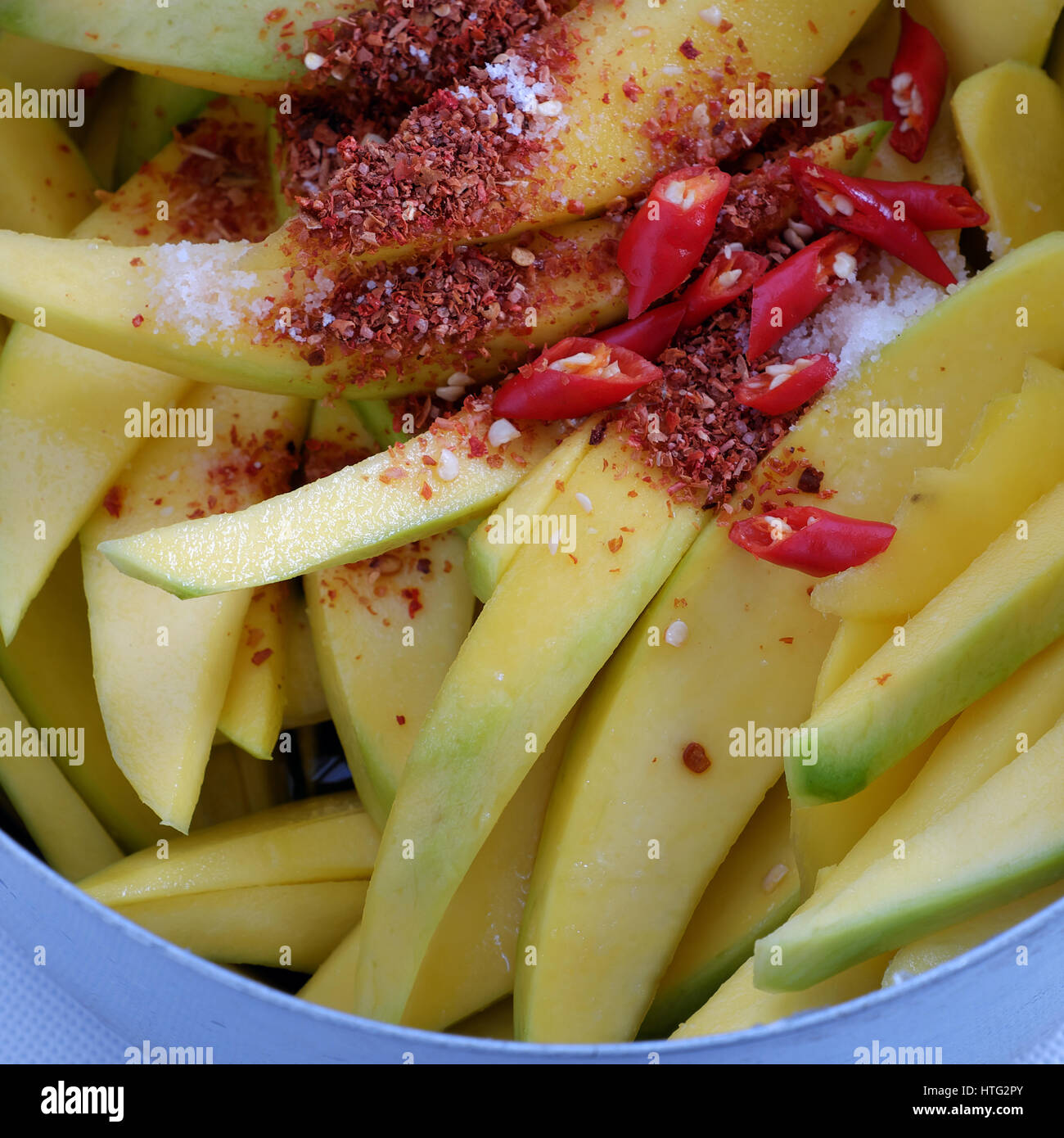 Fruits vietnamiens, mangue verte coupé en tranche, un fruit tropical populaire, riche en vitamine A, en vitamine C, le collagène, bon pour la santé, l'impulse l'absorption du calcium Banque D'Images