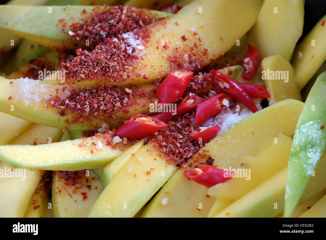 Fruits vietnamiens, mangue verte coupé en tranche, un fruit tropical populaire, riche en vitamine A, en vitamine C, le collagène, bon pour la santé, l'impulse l'absorption du calcium Banque D'Images