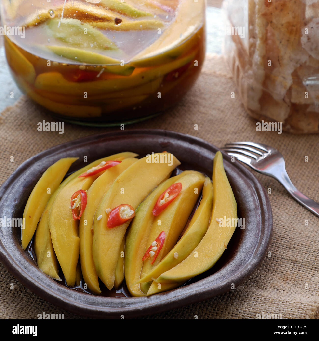 Fruits vietnamiens, mangue verte coupé en tranche, un fruit tropical populaire, riche en vitamine A, en vitamine C, le collagène, bon pour la santé, l'impulse l'absorption du calcium Banque D'Images