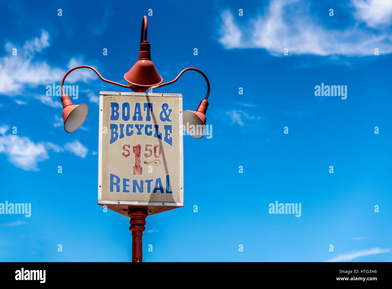 Un traditionnel à la signer, la publicité bateau et location de vélos. le signe est définie sur un fond bleu, ciel d'été Banque D'Images