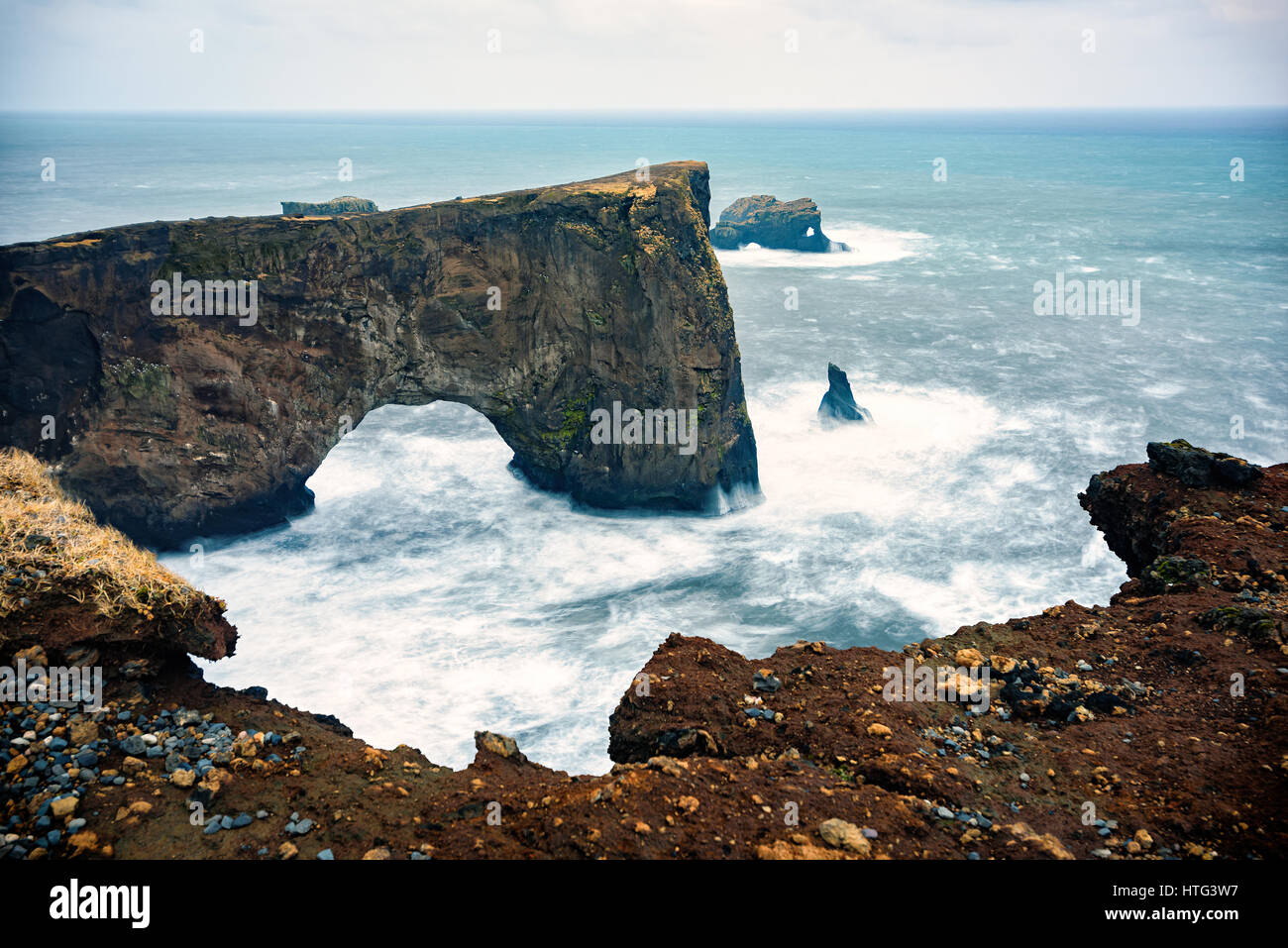 Les vagues turbulentes entourant les arches haute et basse en Islande Banque D'Images