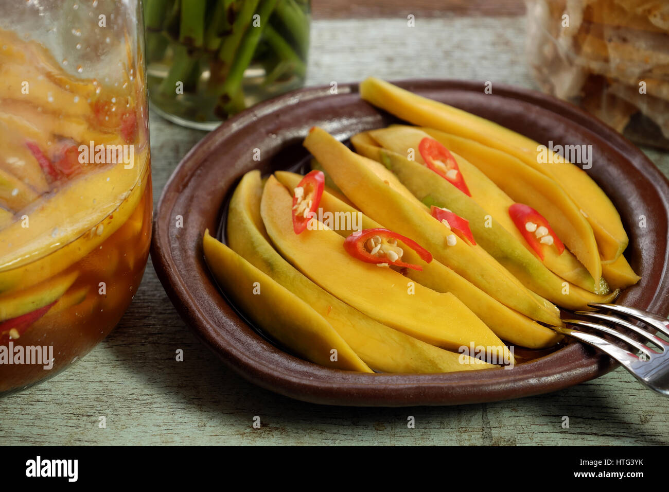 Fruits vietnamiens, mangue verte coupé en tranche, un fruit tropical populaire, riche en vitamine A, en vitamine C, le collagène, bon pour la santé, l'impulse l'absorption du calcium Banque D'Images