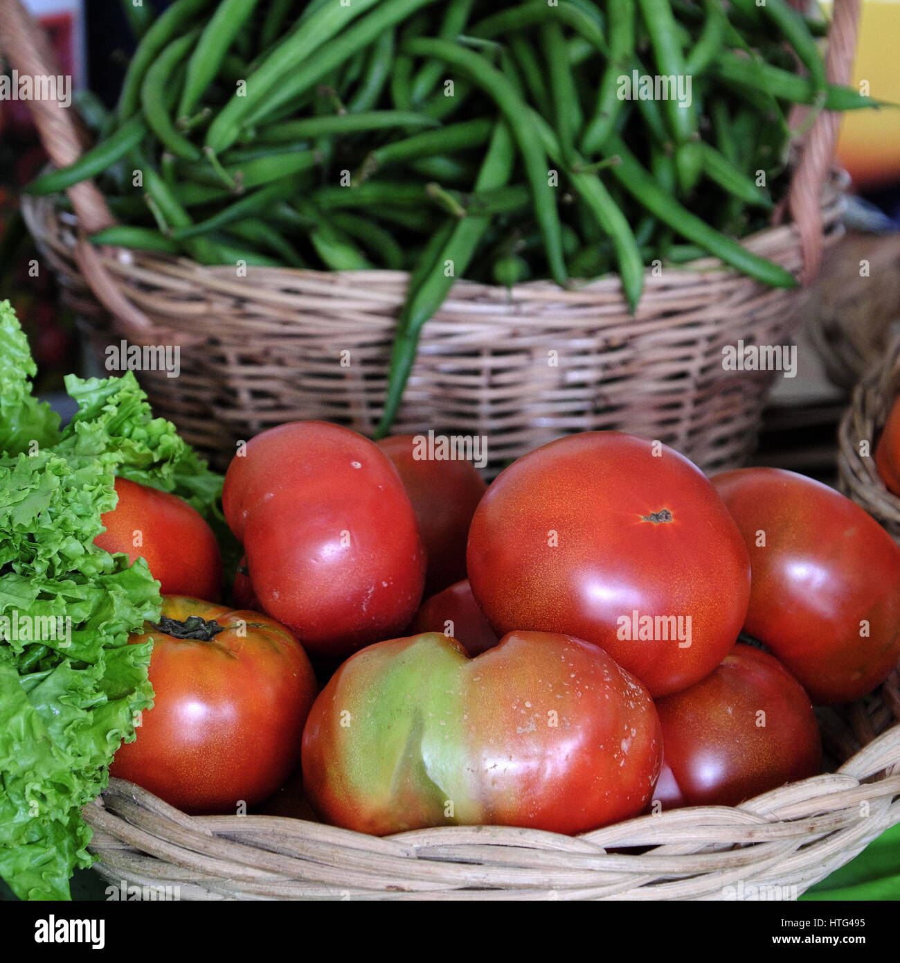 Panier de légumes propre spectacle au salon de l'agriculture, de la sécurité des produits agricoles du Vietnam, riche en vitamine A, C, bon pour la santé et l'agriculture biologique Banque D'Images