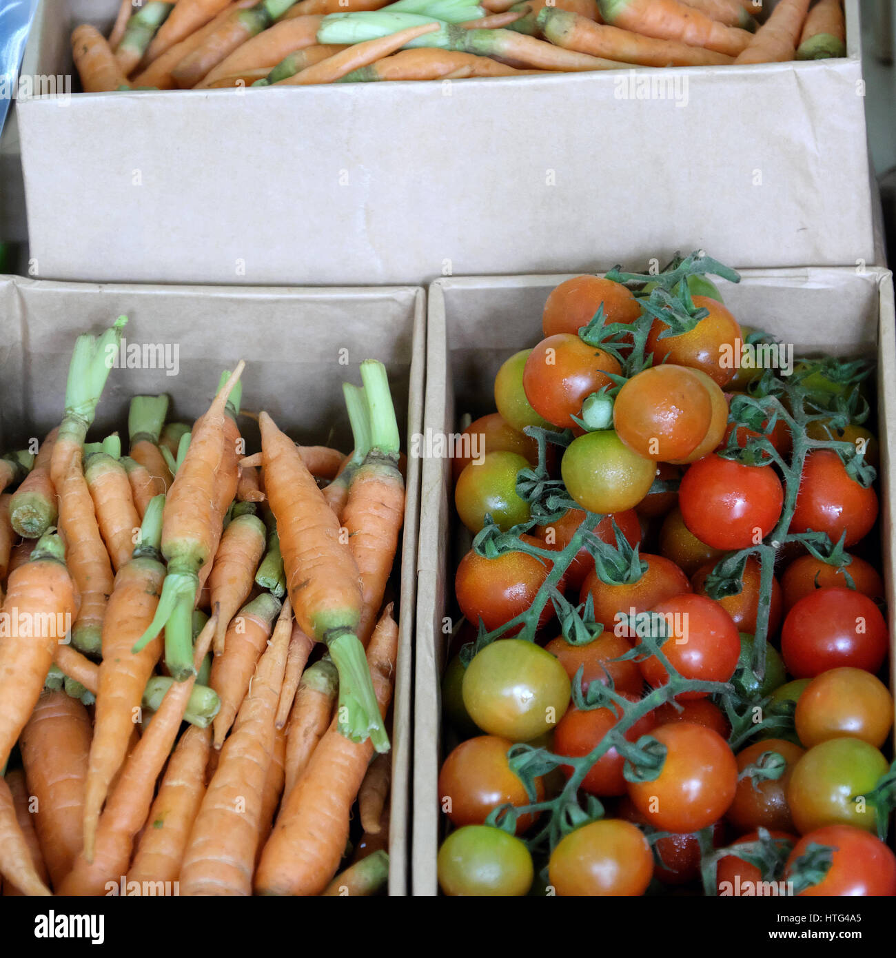 Panier de légumes propres, la carotte, la tomate montrent à l'agriculture, de la sécurité des produits agricoles équitable du Vietnam, riche en vitamine A, C, bon pour la santé et organi Banque D'Images