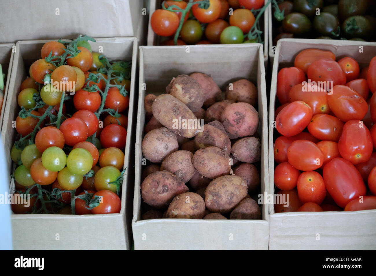 Panier de légumes propres, tomate, pomme de terre au salon de l'agriculture, de la sécurité des produits agricoles du Vietnam, riche en vitamine A, C, bon pour la santé et l'organi Banque D'Images