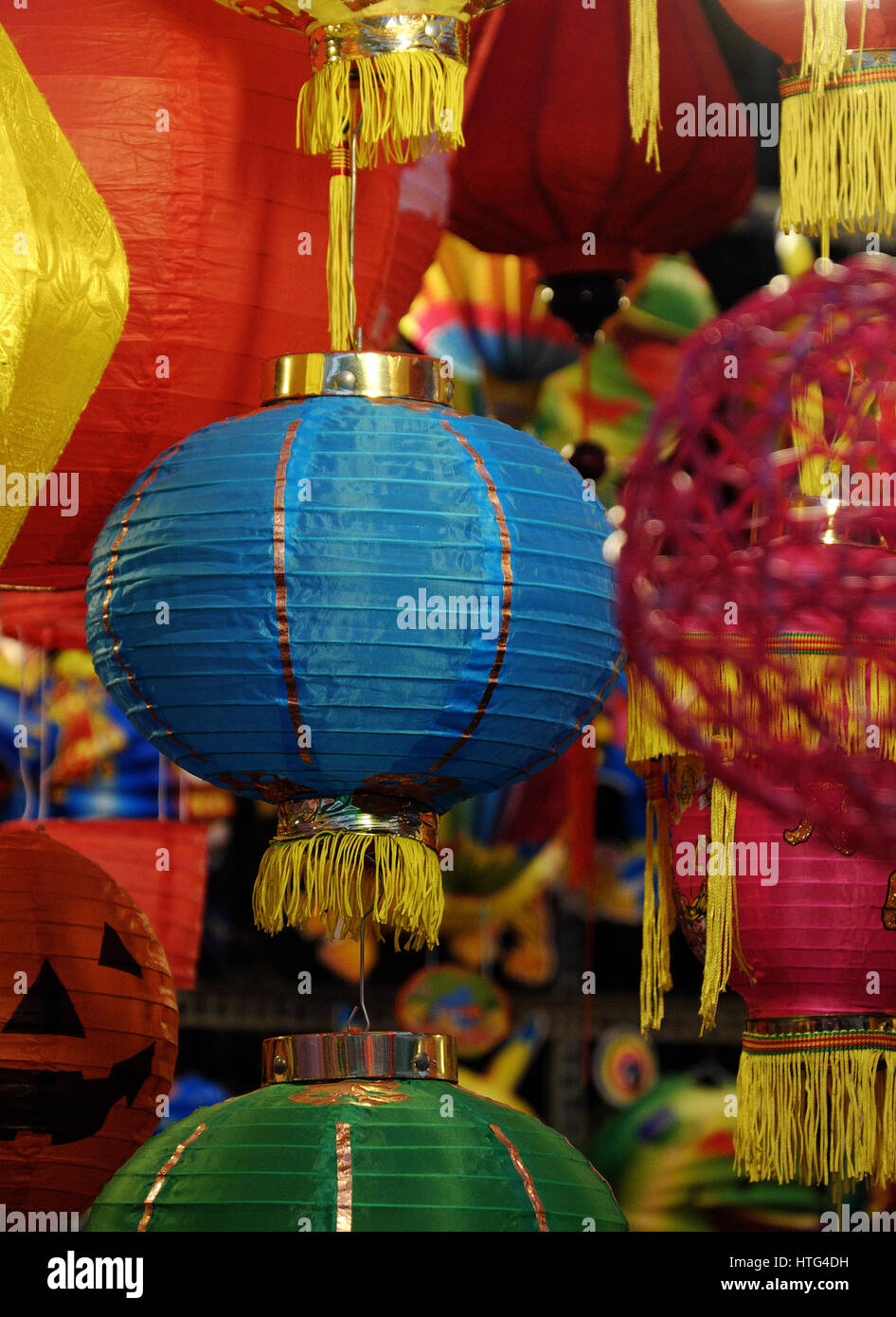 Groupe des lanternes colorées lantern festival de mi-automne sur la rue, Ho Chi Minh City, Vietnam. Une culture traditionnelle pour les enfants lorsque la pleine lune Banque D'Images