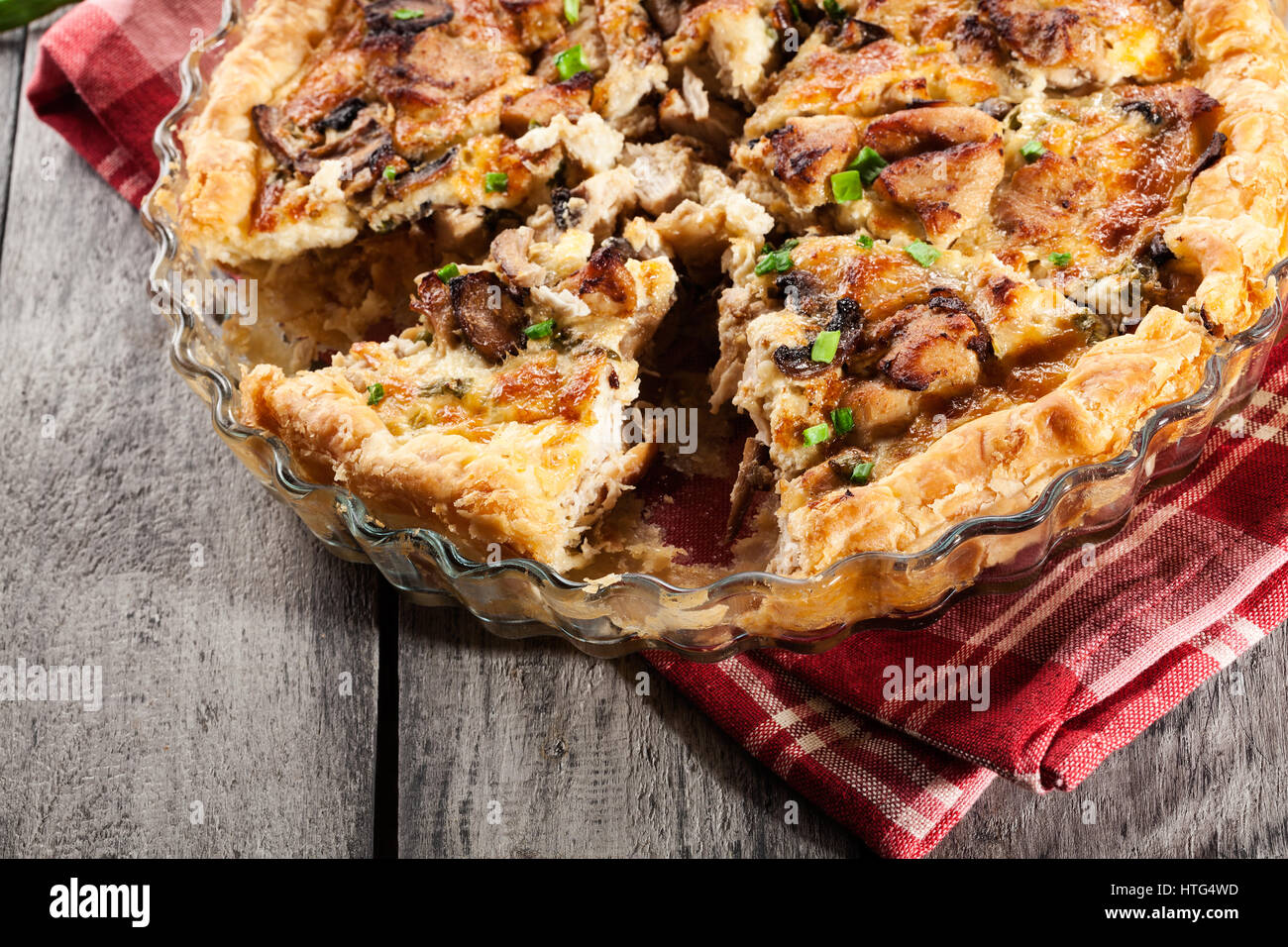 Tranche de tarte de poulet, les champignons et le fromage Banque D'Images