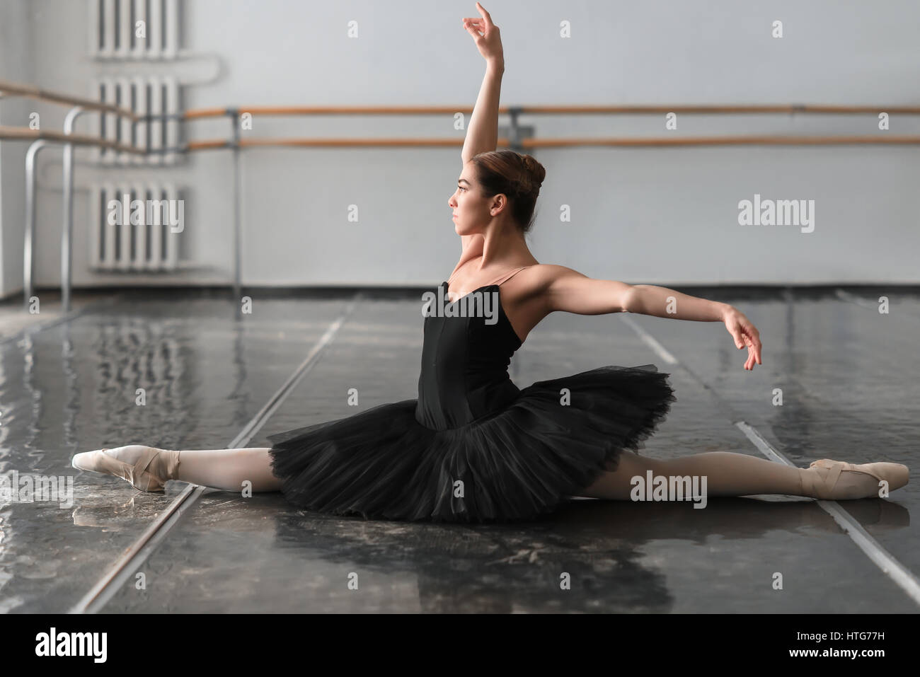 Ballerine femme posant sur répétition en classe. Danse ballerine Photo  Stock - Alamy