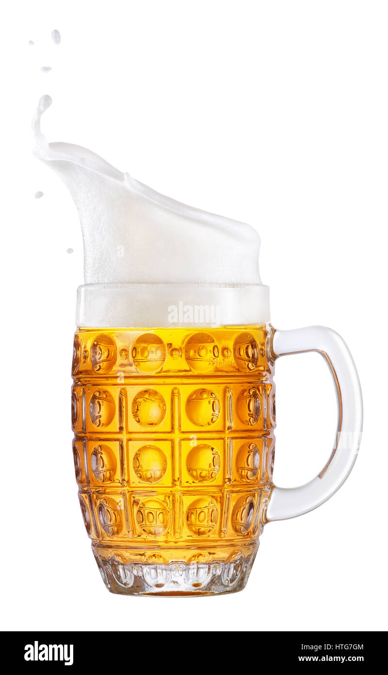 La bière dans la tasse avec la mousse splash isolé sur fond blanc. La bière splash. Gobelet en verre avec de la bière. Boire de l'alcool Pub Banque D'Images