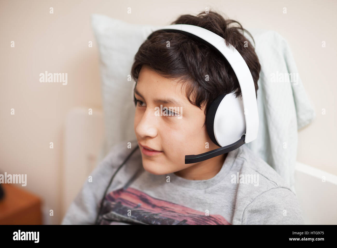 Jeune garçon jouant avec des amis en ligne Banque D'Images