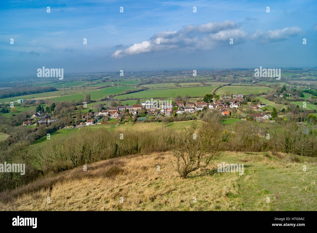 Un village anglais en bas de la colline Banque D'Images