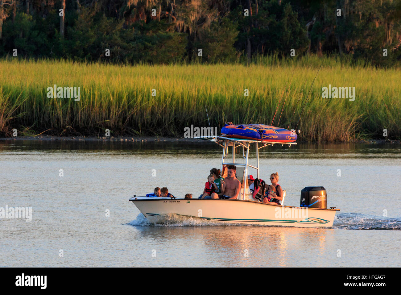 Petit bateau privé sur une rivière Banque D'Images