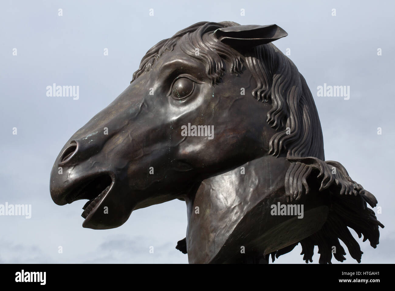 Cheval. Cercle des animaux du zodiaque (chefs) par l'artiste contemporain chinois Ai Weiwei (2010) sur l'affichage dans les jardins du Belvédère à Vienne, Autriche. Banque D'Images
