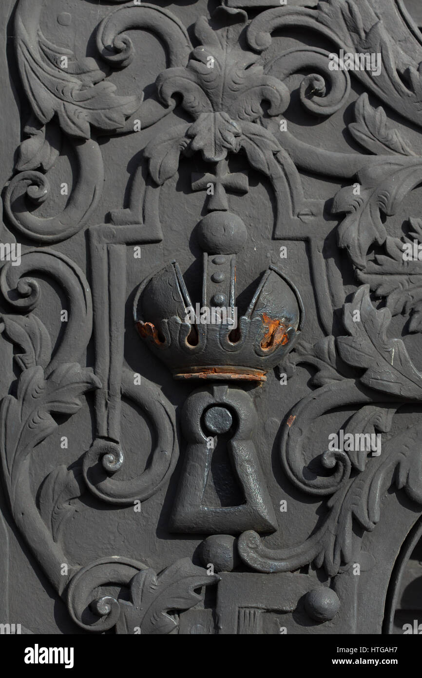Serrure sur la porte principale de la partie supérieure du Palais du Belvédère à Vienne, Autriche. Banque D'Images
