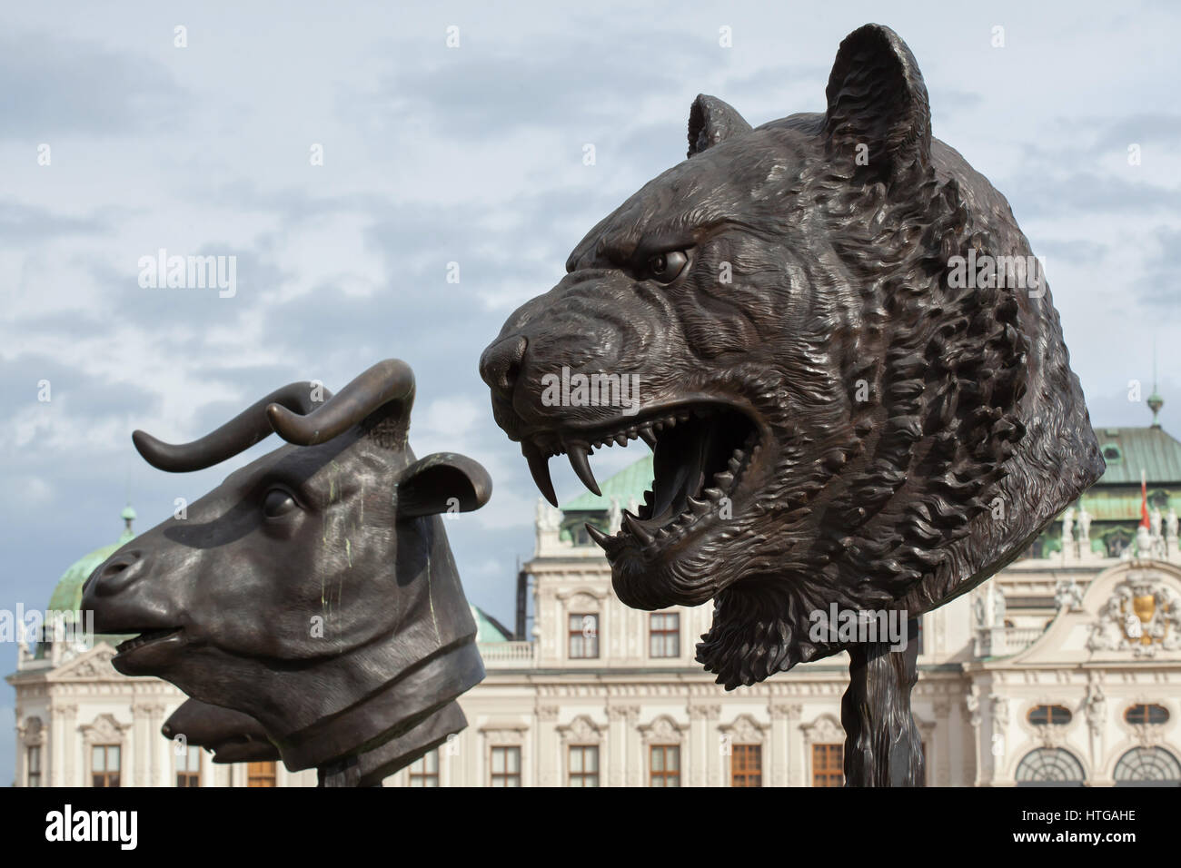 Tiger et OX. Cercle des animaux du zodiaque (chefs) par l'artiste contemporain chinois Ai Weiwei (2010) sur l'affichage dans les jardins du Belvédère à Vienne, Autriche. Banque D'Images