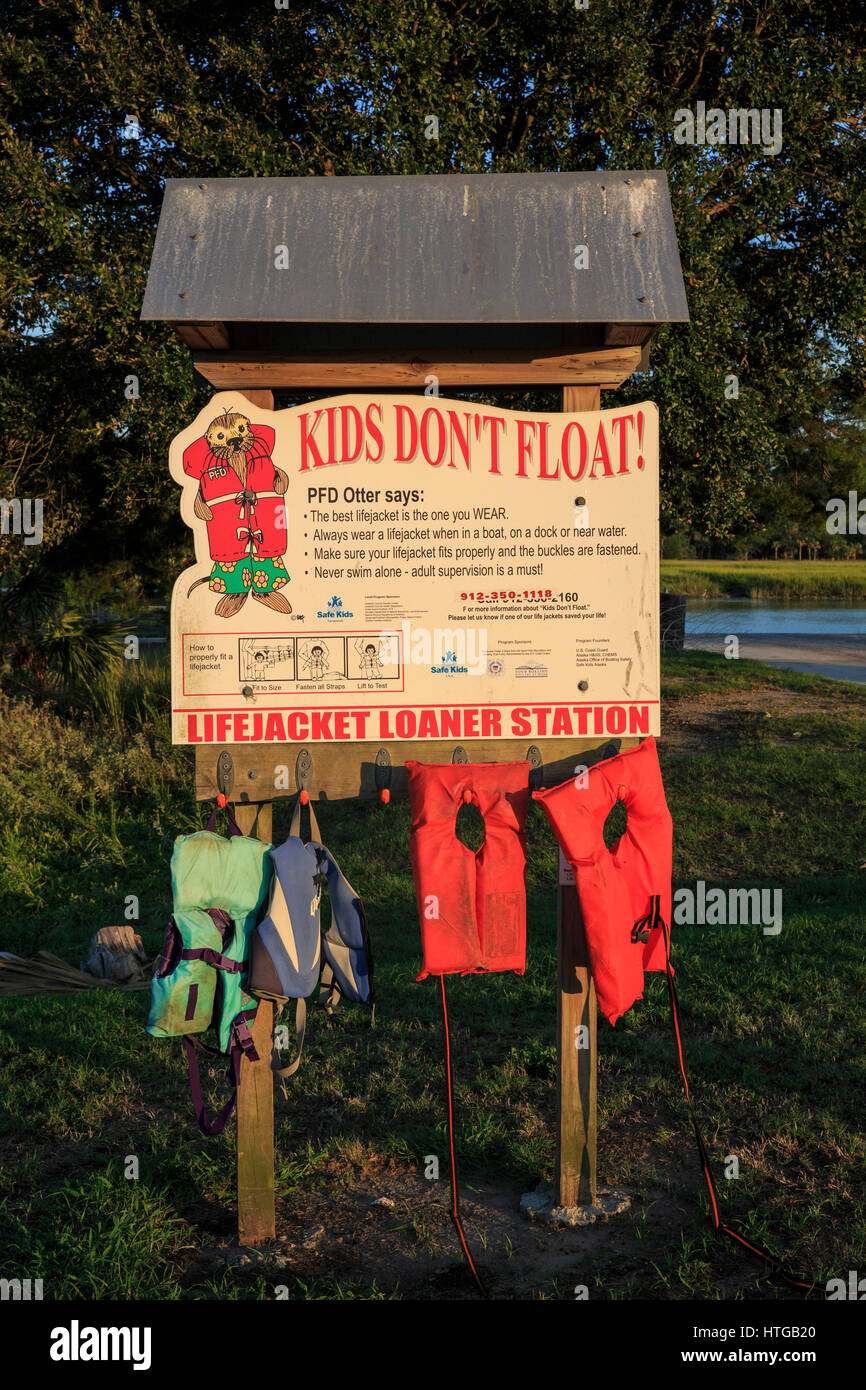 La sécurité de l'eau signe avec gilets qui peuvent être utilisés sur les enfants. Banque D'Images