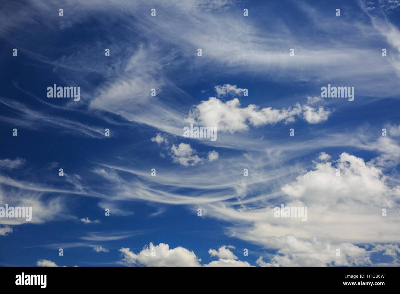 Cirrus et niveau plus bas nuages contre un ciel bleu. Banque D'Images