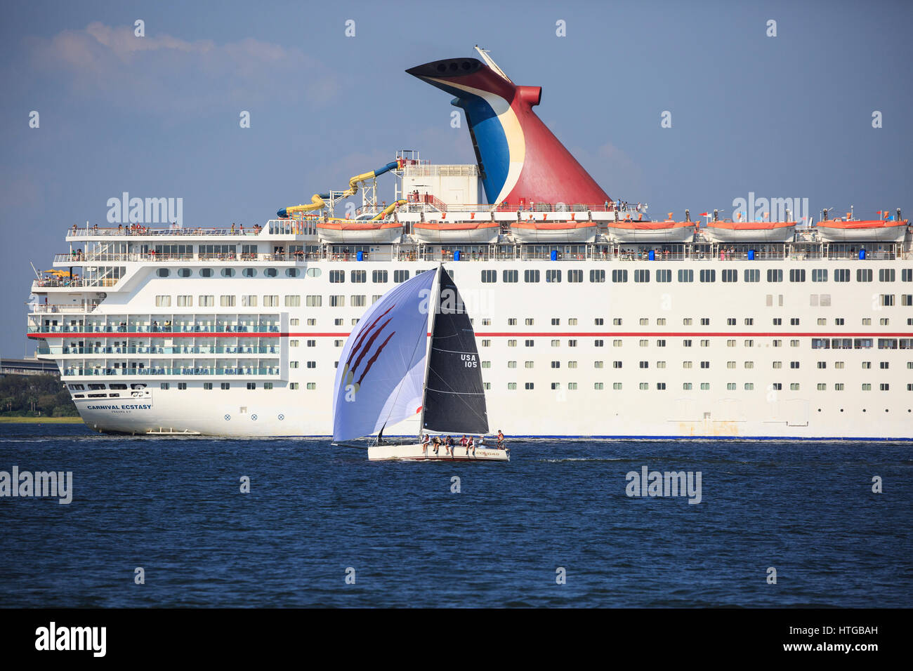 Petit voilier en face d'un grand bateau de croisière à Charleston, Caroline du Sud Banque D'Images