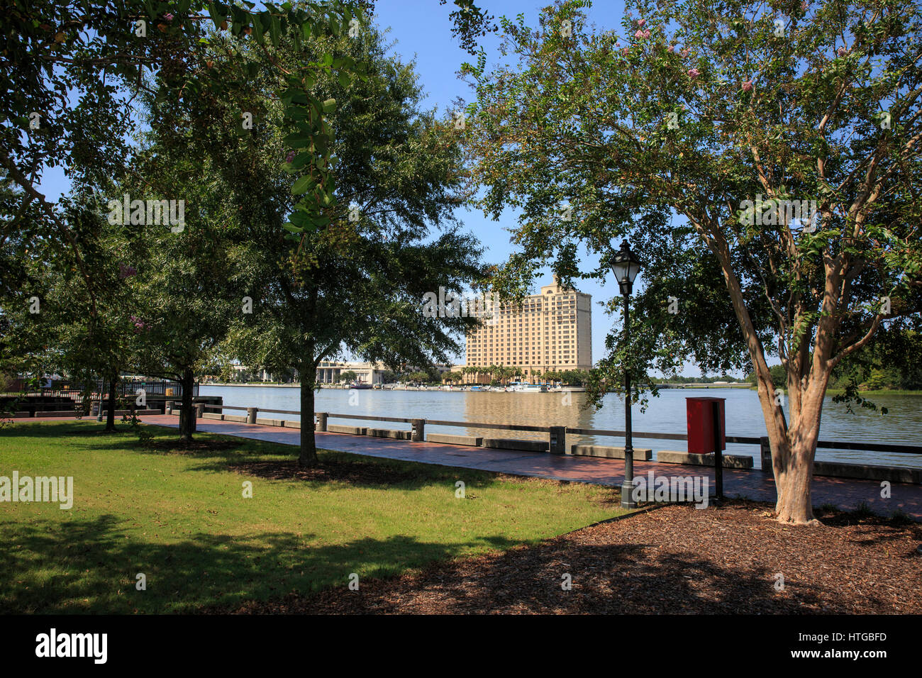 Park à Savannah en Géorgie avec la convention venter montrant à travers les arbres de l'autre côté de la rivière Savannah. Banque D'Images