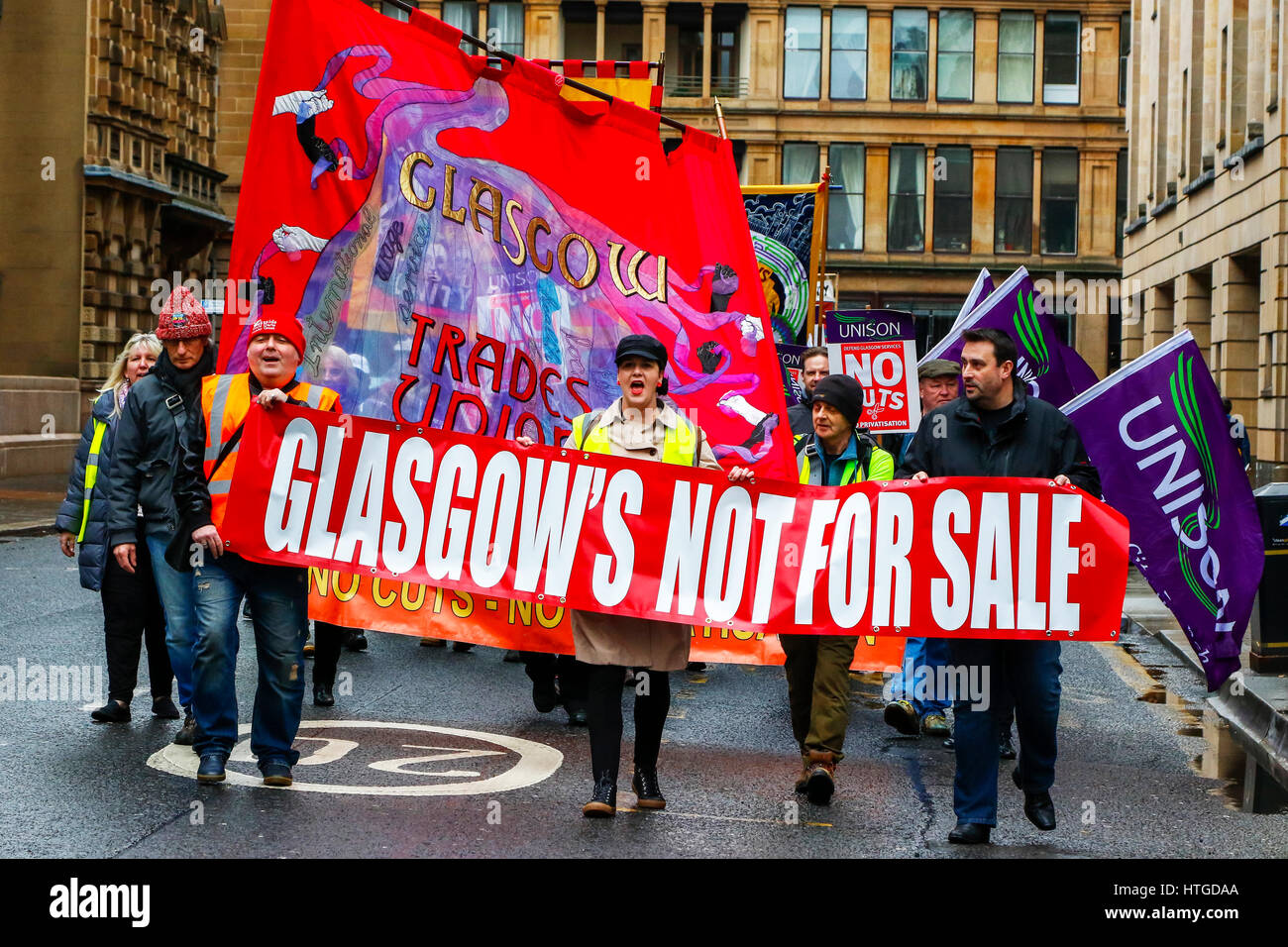 Glasgow, Ecosse, Royaume-Uni. 11 mars 2017. Un syndicat de métier et rallye mars organisée a eu lieu à travers le centre-ville de Glasgow pour montrer d'objections à l'coupes dans les services publics et à la perte d'emplois. La manifestation composée de plusieurs syndicats et affiliations politiques a commencé le mois de mars à Glasgow Green et finis à George Square, à côté de la ville siège du conseil et des chambres. Credit : Findlay/Alamy Live News Banque D'Images