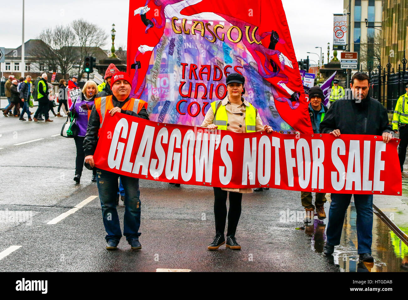 Glasgow, Ecosse, Royaume-Uni. 11 mars 2017. Un syndicat de métier et rallye mars organisée a eu lieu à travers le centre-ville de Glasgow pour montrer d'objections à l'coupes dans les services publics et à la perte d'emplois. La manifestation composée de plusieurs syndicats et affiliations politiques a commencé le mois de mars à Glasgow Green et finis à George Square, à côté de la ville siège du conseil et des chambres. Credit : Findlay/Alamy Live News Banque D'Images