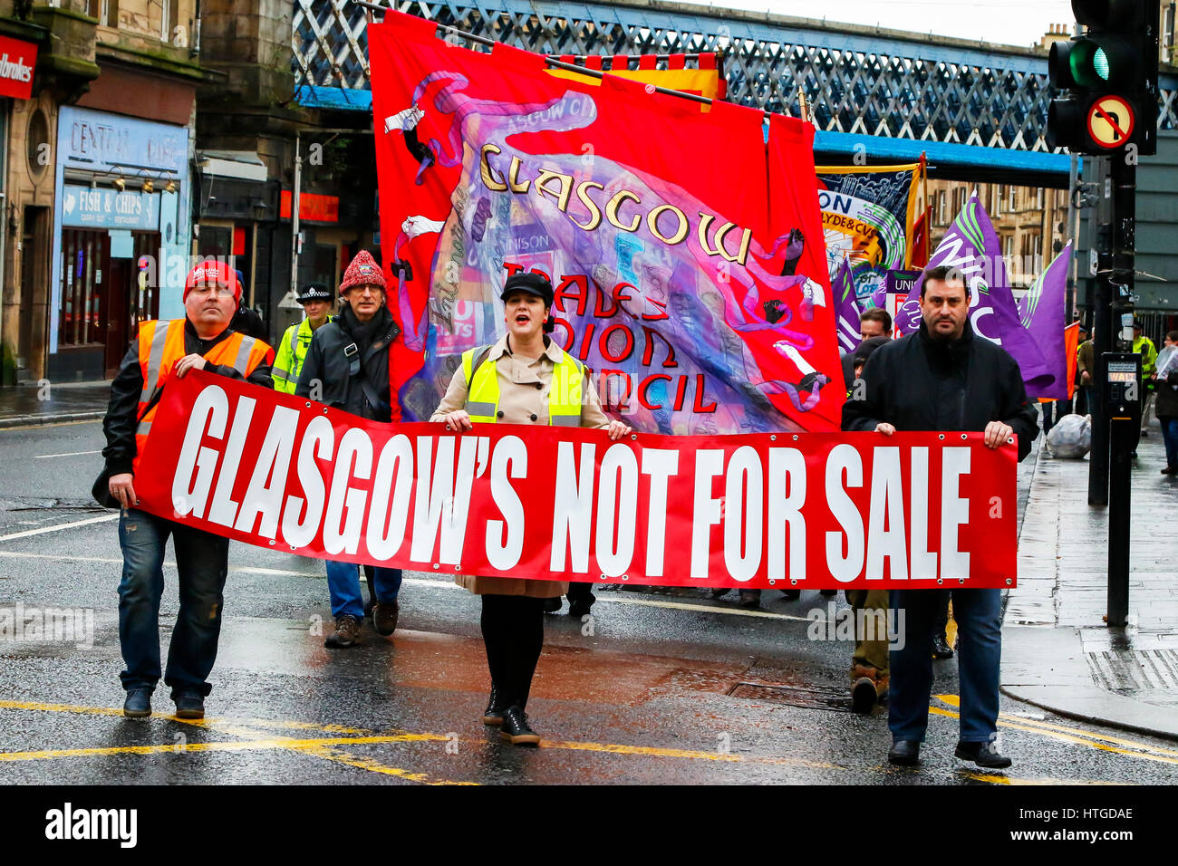 Glasgow, Ecosse, Royaume-Uni. 11 mars 2017. Un syndicat de métier et rallye mars organisée a eu lieu à travers le centre-ville de Glasgow pour montrer d'objections à l'coupes dans les services publics et à la perte d'emplois. La manifestation composée de plusieurs syndicats et affiliations politiques a commencé le mois de mars à Glasgow Green et finis à George Square, à côté de la ville siège du conseil et des chambres. Credit : Findlay/Alamy Live News Banque D'Images