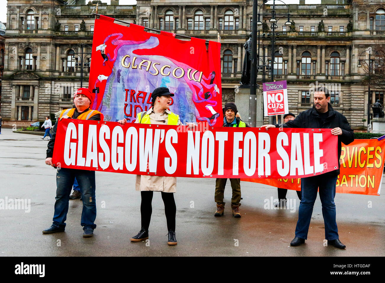 Glasgow, Ecosse, Royaume-Uni. 11 mars 2017. Un syndicat de métier et rallye mars organisée a eu lieu à travers le centre-ville de Glasgow pour montrer d'objections à l'coupes dans les services publics et à la perte d'emplois. La manifestation composée de plusieurs syndicats et affiliations politiques a commencé le mois de mars à Glasgow Green et finis à George Square, à côté de la ville siège du conseil et des chambres. Credit : Findlay/Alamy Live News Banque D'Images