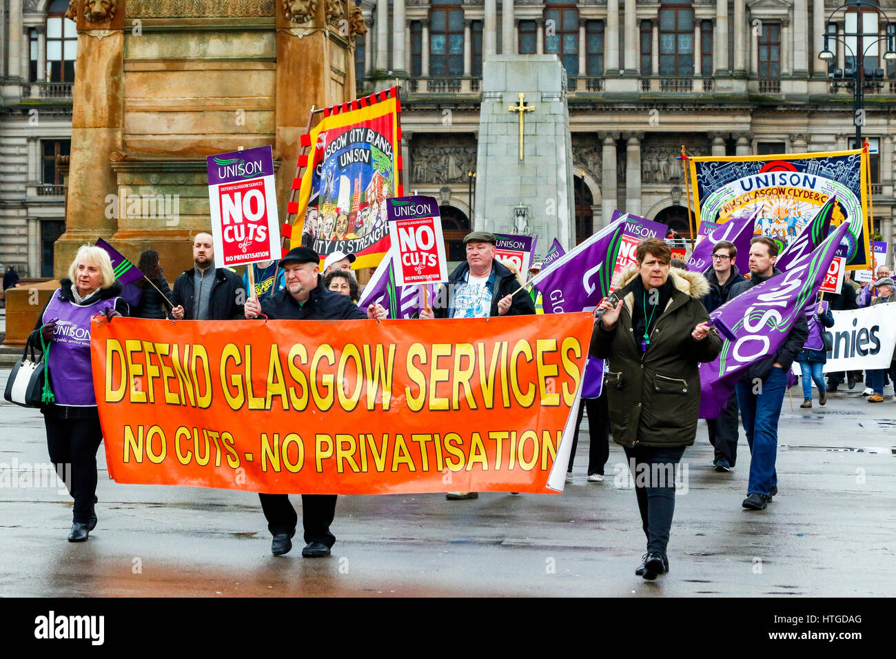 Glasgow, Ecosse, Royaume-Uni. 11 mars 2017. Un syndicat de métier et rallye mars organisée a eu lieu à travers le centre-ville de Glasgow pour montrer d'objections à l'coupes dans les services publics et à la perte d'emplois. La manifestation composée de plusieurs syndicats et affiliations politiques a commencé le mois de mars à Glasgow Green et finis à George Square, à côté de la ville siège du conseil et des chambres. Credit : Findlay/Alamy Live News Banque D'Images