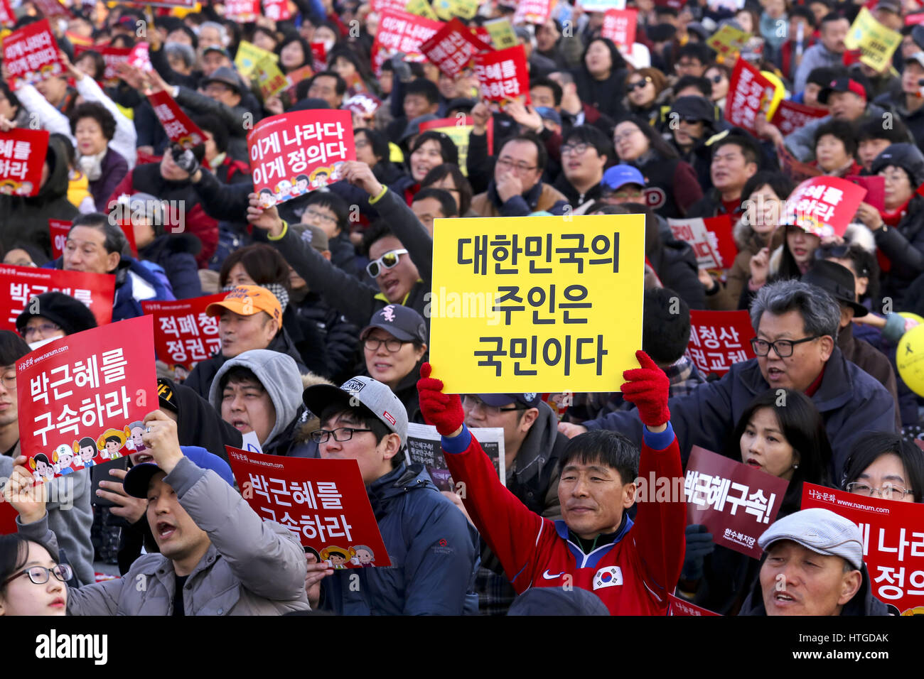 Séoul, Corée du Sud. Mar 11, 2017. Les Coréens du Sud se sont réunis pour célébrer l'impeachment du président Park Guen-Hye sur la place de Gwanghwamun. Credit : Min Won-Ki/ZUMA/Alamy Fil Live News Banque D'Images