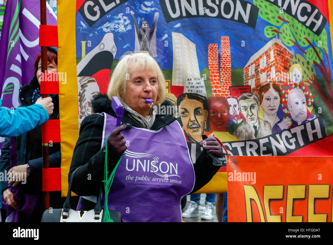 Glasgow, Ecosse, Royaume-Uni. 11 mars 2017. Un syndicat de métier et rallye mars organisée a eu lieu à travers le centre-ville de Glasgow pour montrer d'objections à l'coupes dans les services publics et à la perte d'emplois. La manifestation composée de plusieurs syndicats et affiliations politiques a commencé le mois de mars à Glasgow Green et finis à George Square, à côté de la ville siège du conseil et des chambres. Credit : Findlay/Alamy Live News Banque D'Images