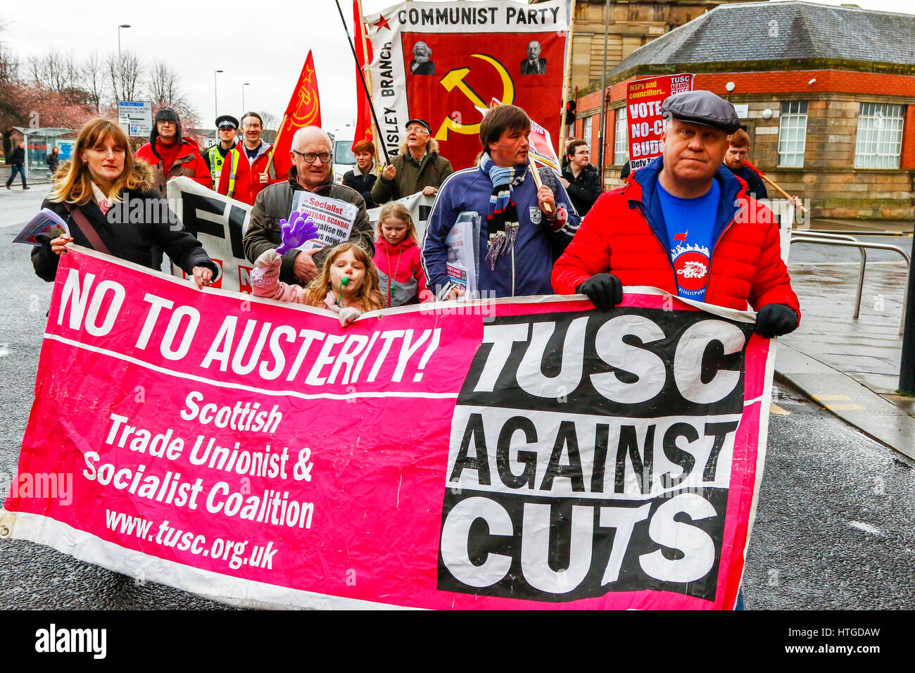 Glasgow, Ecosse, Royaume-Uni. 11 mars 2017. Un syndicat de métier et rallye mars organisée a eu lieu à travers le centre-ville de Glasgow pour montrer d'objections à l'coupes dans les services publics et à la perte d'emplois. La manifestation composée de plusieurs syndicats et affiliations politiques a commencé le mois de mars à Glasgow Green et finis à George Square, à côté de la ville siège du conseil et des chambres. Credit : Findlay/Alamy Live News Banque D'Images