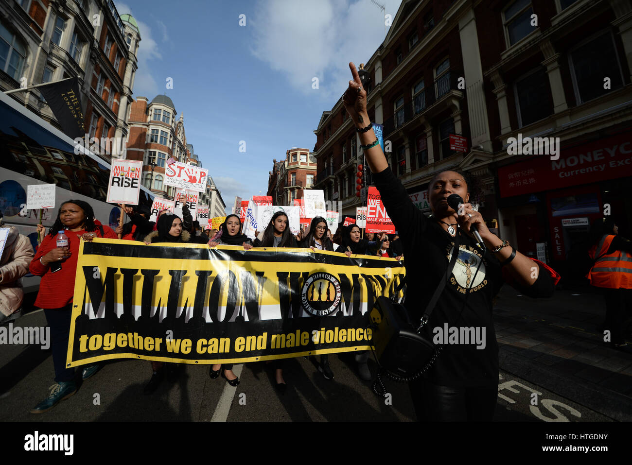 Million Women Rise est une protestation contre la violence masculine envers les femmes sous toutes ses formes. Londres, Royaume-Uni Banque D'Images