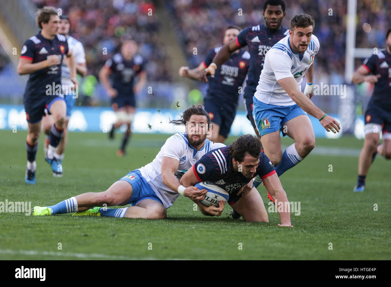 Rome, Italie. Mar 11, 2017. Centre de l'Italie Michele Campagnaro s'attaque à Rémi Lamerat très près de la ligne d'essayer dans le rugby match contre l'Italie au 6RBS crédit des Nations Unies : Massimiliano Carnabuci/Alamy Live News Banque D'Images