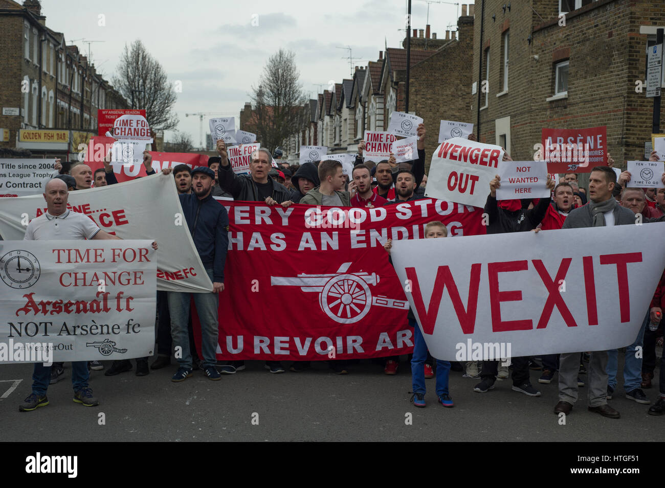 Londres, Angleterre, Royaume-Uni. 11 mars 2017. Football fans arrivant à Finsbury Park pour voir Arsenal vs Lincoln City. Les fans appelaient à WengeArsène Wenger à quitter son poste de manager du club. Andrew Steven Graham/Alamy Live News Banque D'Images