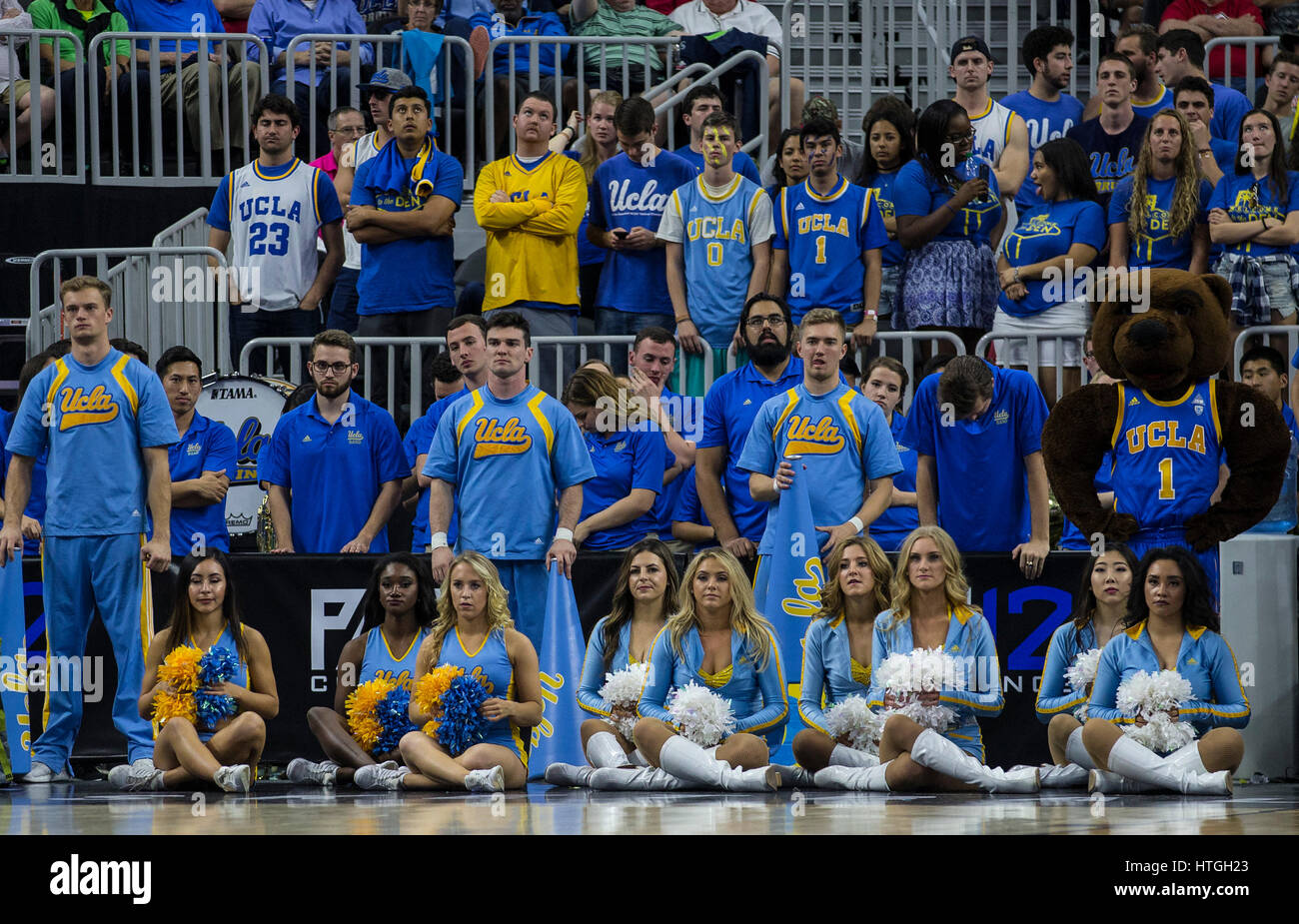 Mar 10 2017 Las Vegas, NV, États-Unis d'UCLA Cheerleaders au cours de la CIP 12 NCAA Men's Basketball Tournament Semi-Final Game deux entre UCLA Bruins et Arizona Wildcats 86-75 gagner au T Mobile Arena de Las Vegas, NV. James Thurman/CSM Banque D'Images