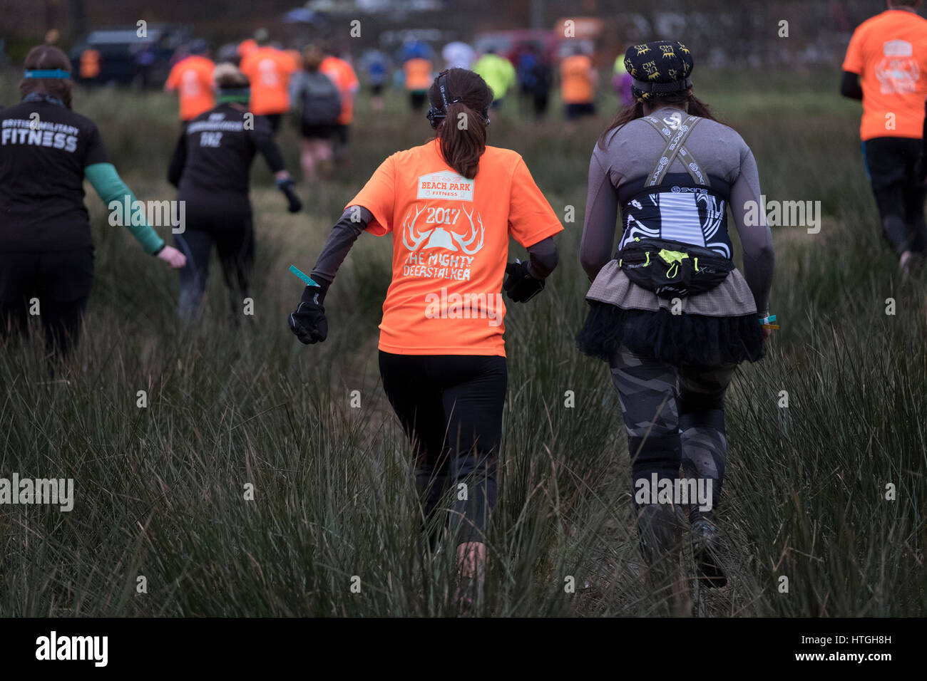 Traquair House, Innerleithen, UK. 11 mars, 2017. Deerstalker puissant 2017 Rat Race Sport d'aventure, Mighty Deerstalker, 5k et 10k nuit obstacle course a lieu au-dessus des collines et dans les rivières et les forêts autour de Innerleithen. La course d'obstacles d'origine de l'Ecosse et le plus difficile course de nuit hors-route qui existe. 3000 coureurs de rat prendre sur les rivières, la boue des fosses, brouille, des forêts denses et une montagne ou 2 dans cette belle beasting écossais. Par la suite, pour assouplir un peu de crowd surfing au légendaire Mighty Beerstalker afterparty. Crédit : Rob Gray/Alamy Live News Banque D'Images