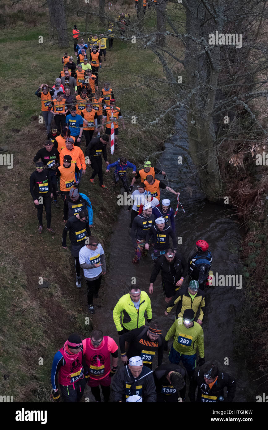 Traquair House, Innerleithen, UK. 11 mars, 2017. Deerstalker puissant 2017 Rat Race Sport d'aventure, Mighty Deerstalker, 5k et 10k nuit obstacle course a lieu au-dessus des collines et dans les rivières et les forêts autour de Innerleithen. La course d'obstacles d'origine de l'Ecosse et le plus difficile course de nuit hors-route qui existe. 3000 coureurs de rat prendre sur les rivières, la boue des fosses, brouille, des forêts denses et une montagne ou 2 dans cette belle beasting écossais. Par la suite, pour assouplir un peu de crowd surfing au légendaire Mighty Beerstalker afterparty. Crédit : Rob Gray/Alamy Live News Banque D'Images