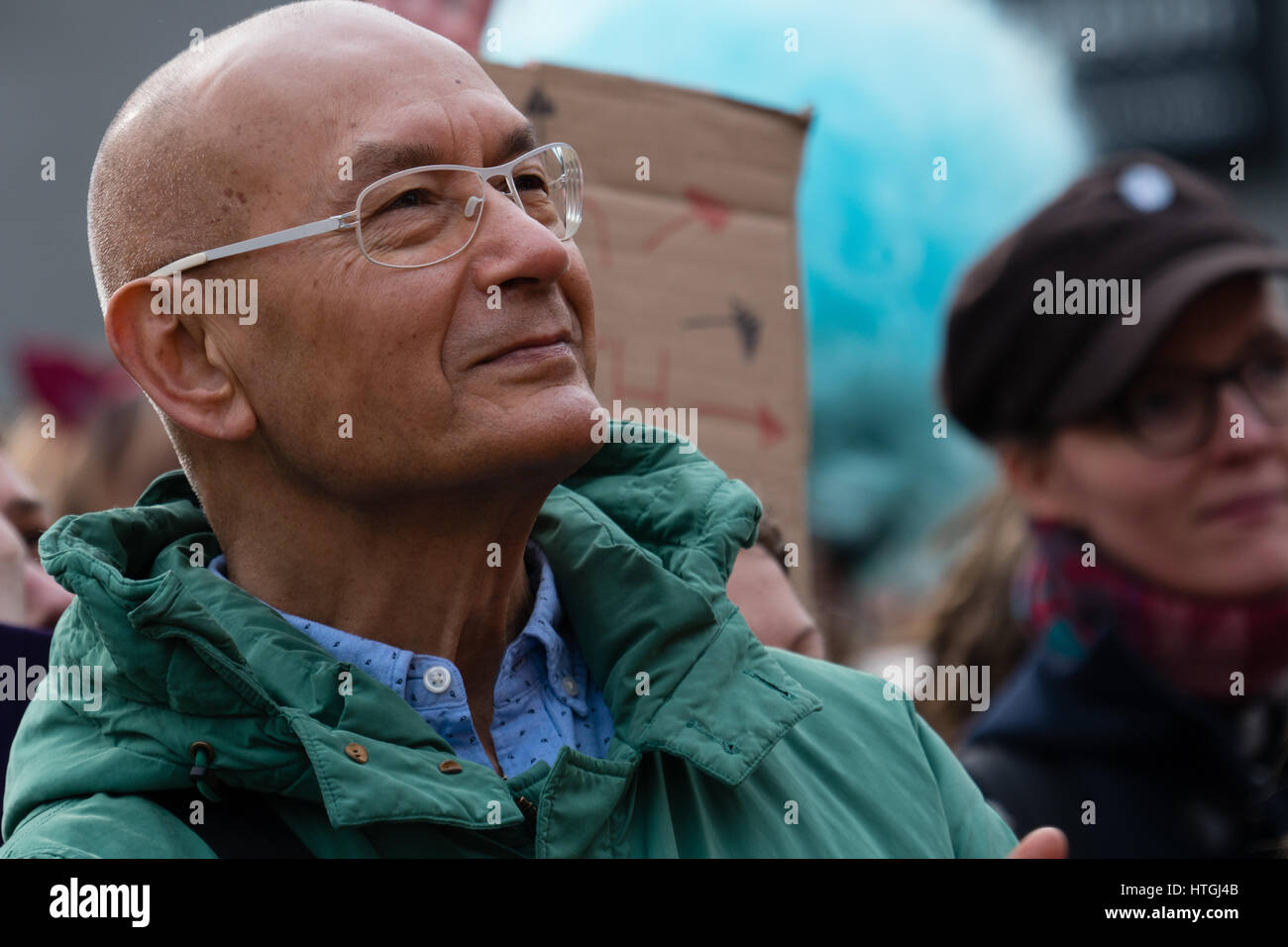 Amsterdam, Pays-Bas. 12 mars, 2017. Faire entendre leur voix par leur présence : les gens dans la foule - homme avec verres blanc et manteau vert : Crédit Steppeland/Alamy Live News Banque D'Images