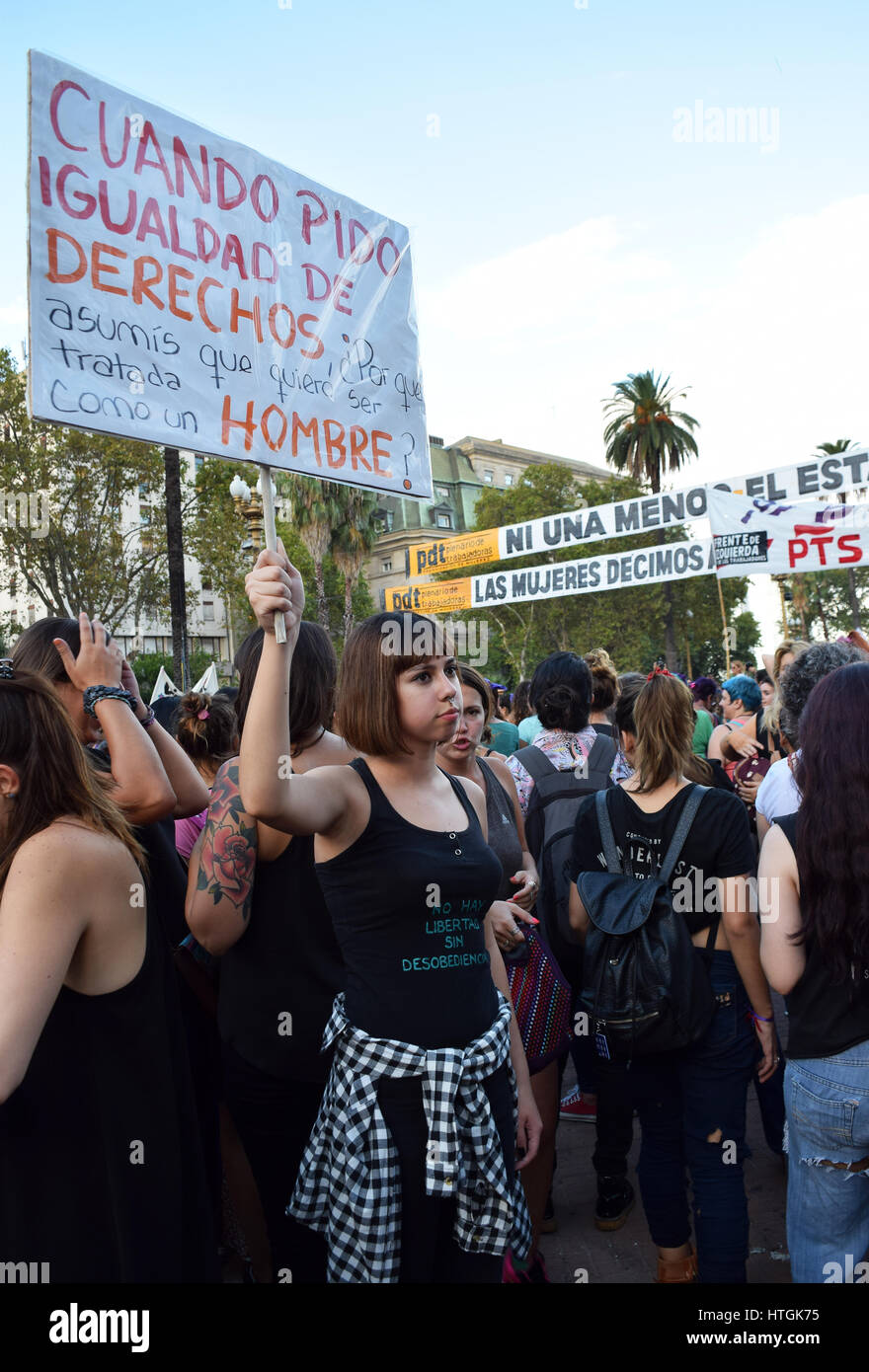 Buenos Aires, Argentine - mars 8, 2017 : young woman holding a signer au cours d'une manifestation spéciale célébrant la Journée internationale de la femme le 8 mars 2017 à Buenos Aires, Argentine. Banque D'Images