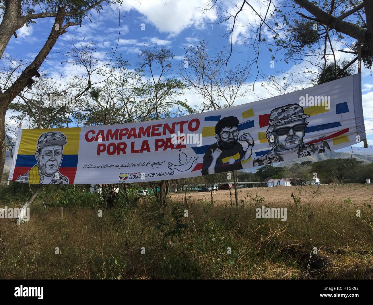 Conejo, Colombie. 06Th Mar, 2017. Une bannière avec le slogan : "Lutte pour la paix !" près du village de Conejo, Colombie, 03 mars 2017. Autour de 300 guérilleros des FARC sont dues à remettre leurs armes dans un camp de désarmement ici d'ici la fin du mois de mai avant de commencer la transition à la vie civile. Photo : Georg Ismar/dpa/Alamy Live News Banque D'Images