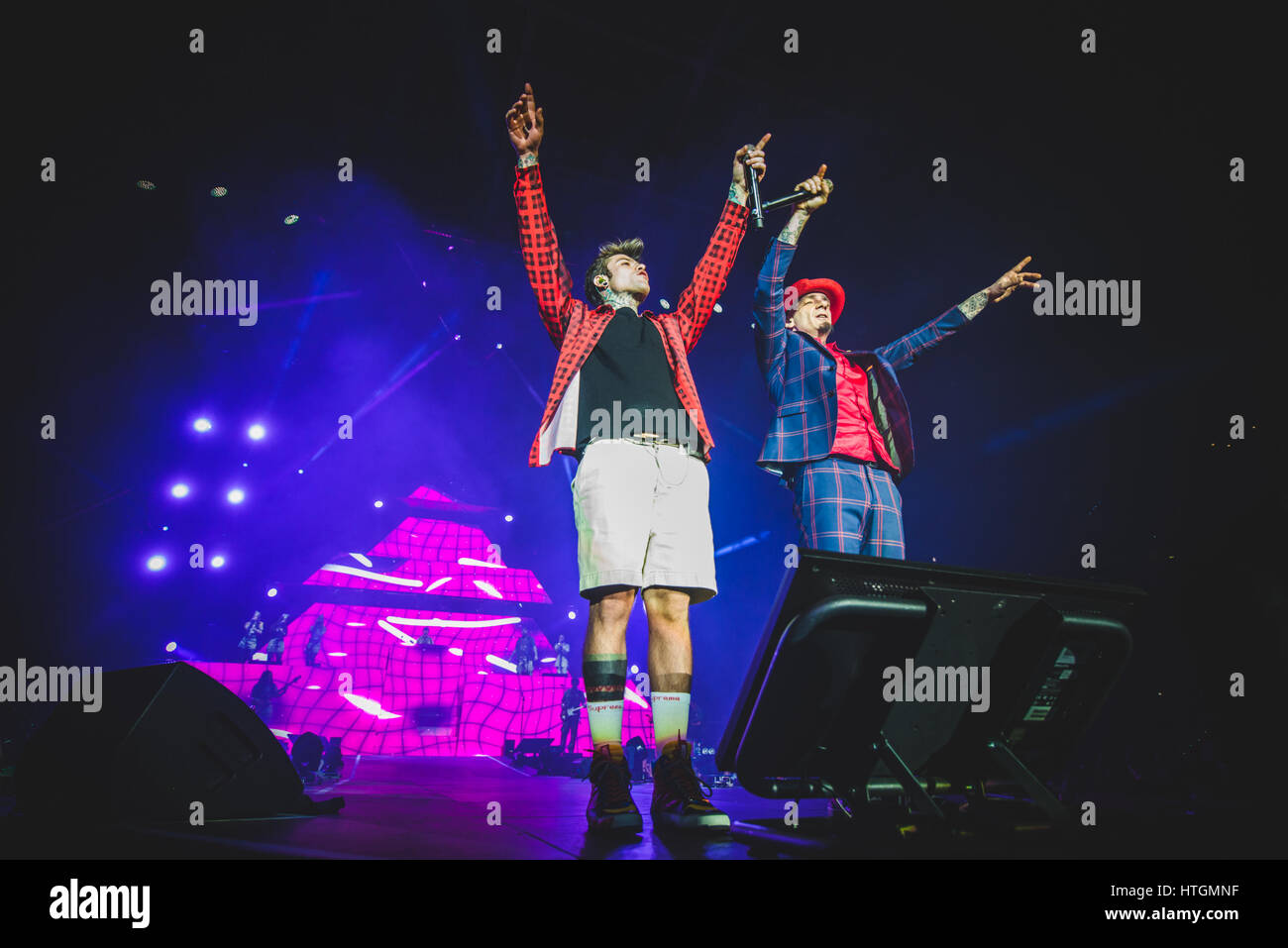 Torino, Italie. Mar 11, 2017. 11 mars 2017 : J-Ax & Fedez en live sur scène à la Pala Millares à Turin pour leur premier 'Comunisti Col Rolex' tour 2017 concert Photo : Cronos/Alessandro Bosio Crédit : Cronos Foto/Alamy Live News Banque D'Images