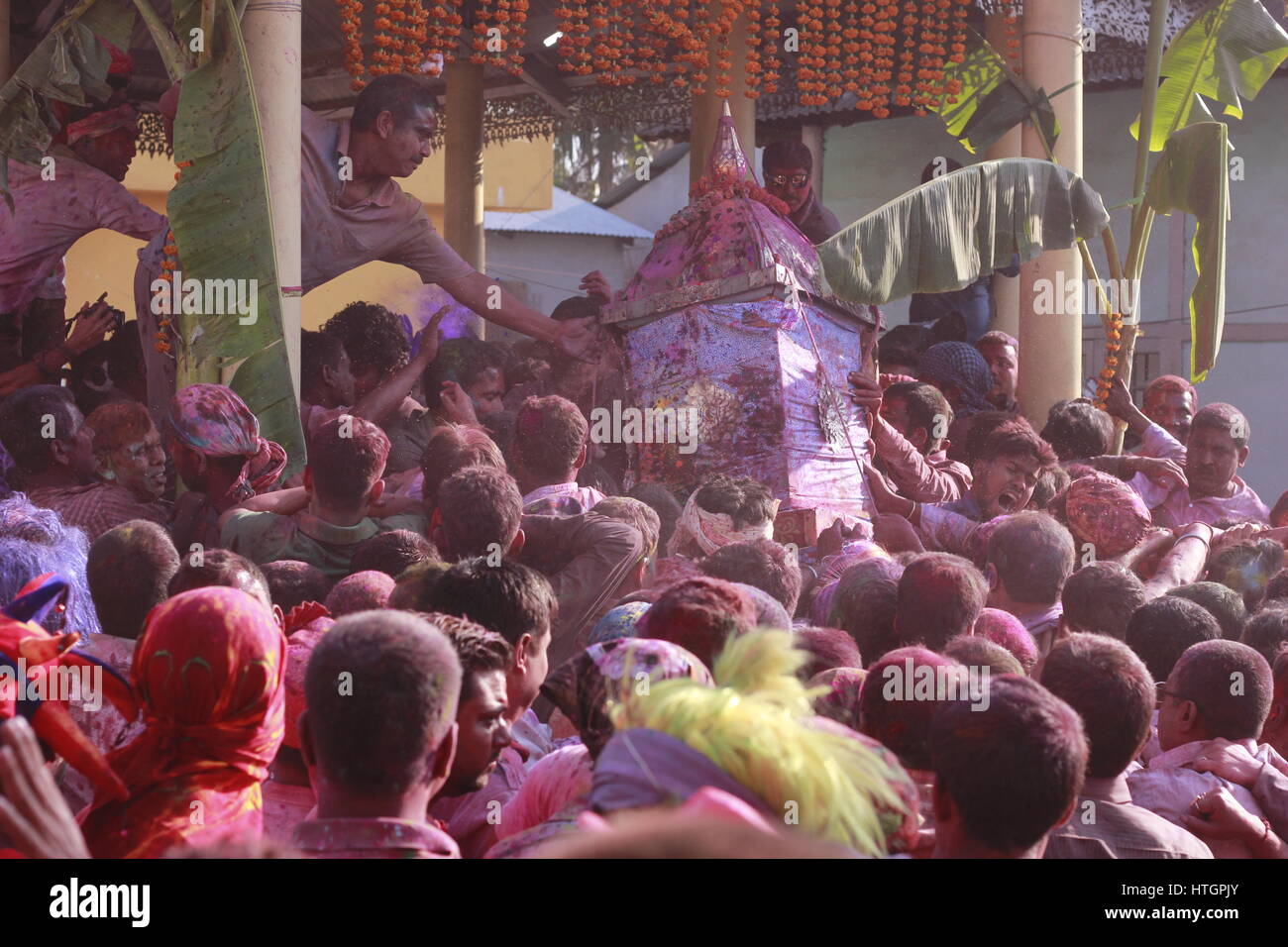 Barpeta, Assam, Inde. 14 mars 2017,. Chaque année, pendant le festival de Holi est célébré dans Barpeta Satra comme Doul Utsava (Holi Festival) où des milliers de dévots se rassemble pour assister et participer à cet événement.Le peuple de Barpeta gratuites phakuguri avec joie. Aute festival est un célèbre festival de l'Inde. L'écart du reste du pays c'est aussi une fête colorée par le peuple de l'Assam, il est spécialement la formidable occasion pour la population de Barpeta. Photo de David Talukdar / Alamy Live News Banque D'Images