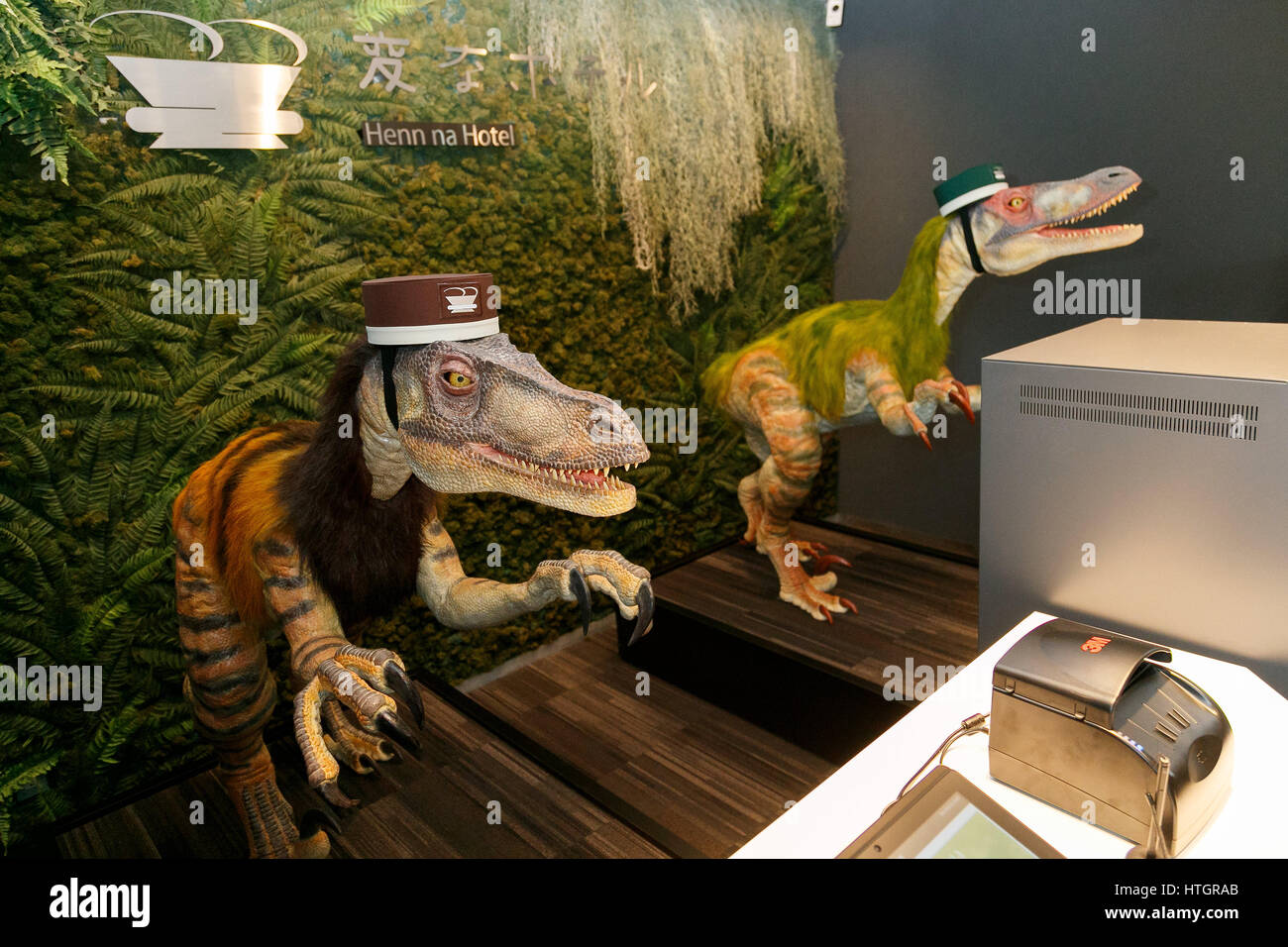 Chiba, Japon. 15 mars, 2017. (L à R) Raptor débuts robots travaillant à la réception de l'Henn-na (bizarre) Hotel le 15 mars 2017, Chiba, Japon. L'hôtel est géré par des robots qui peuvent assister à guest en anglais, chinois et japonais. Chaque chambre dispose d'un robot concierge ''Tapia'' set de parler ou faire une demande auprès de clients comme activer ou désactiver ou fournit des prévisions météo et nouvelles. Henn-na hôtel ouvre sa deuxième succursale dans la préfecture de Chiba, près de Tokyo Disney du 15 mars, qui commencent à partir de 17 000 coût chambres JPN par nuit. Le premier hôtel a ouvert ses portes en 2015 robot à Nagasaki. Credit : AFLO Co Banque D'Images Chiba, Japon. 15 mars, 2017. (L à R) Raptor débuts robots travaillant à la réception de l'Henn-na (bizarre) Hotel le 15 mars 2017, Chiba, Japon. L'hôtel est géré par des robots qui peuvent assister à guest en anglais, chinois et japonais. Chaque chambre dispose d'un robot concierge ''Tapia'' set de parler ou faire une demande auprès de clients comme activer ou désactiver ou fournit des prévisions météo et nouvelles. Henn-na hôtel ouvre sa deuxième succursale dans la préfecture de Chiba, près de Tokyo Disney du 15 mars, qui commencent à partir de 17 000 coût chambres JPN par nuit. Le premier hôtel a ouvert ses portes en 2015 robot à Nagasaki. Credit : AFLO Co Banque D'Images