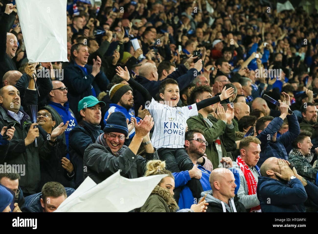 Leicester, Royaume-Uni. 14Th Mar, 2017. Leicester City fans Football/soccer : Leicester City fans célèbrent leur victoire au coup de sifflet final au cours de l'UEFA Champions League Round 16 match entre de Leicester City et de Séville à King Power Stadium à Leicester, Angleterre . Credit : AFLO/Alamy Live News Banque D'Images